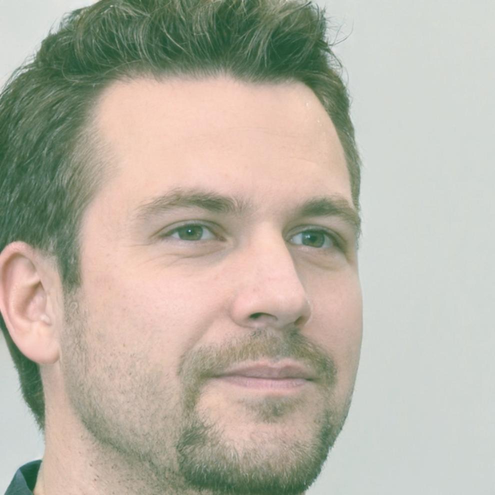 Retrato de Adrián Fuentes, instructor de estrategia publicitaria