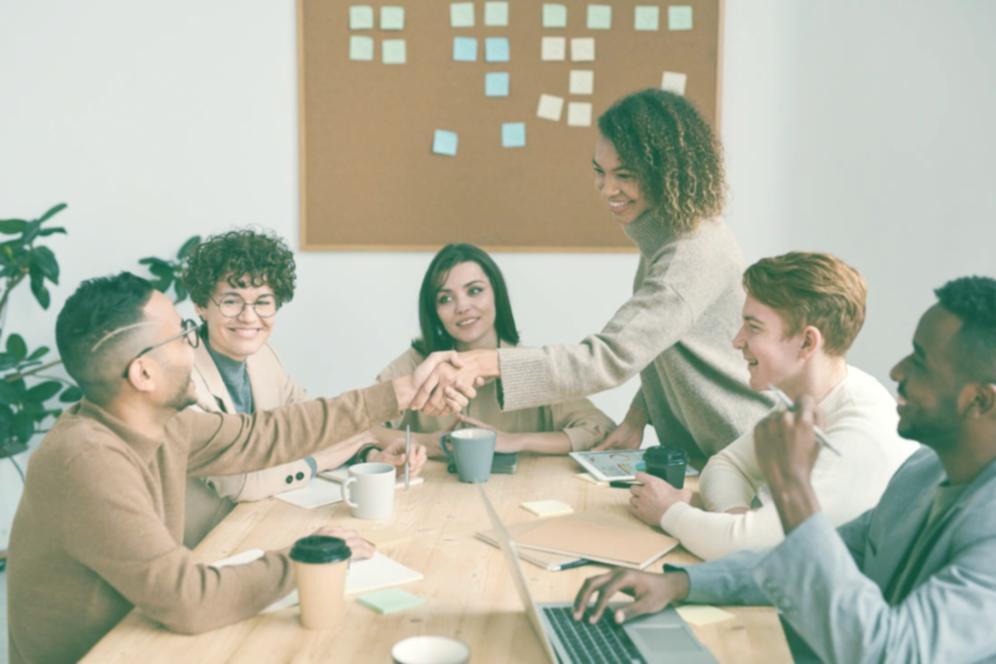 Equipo de melyn trabajando en estrategias de publicidad segmentada
